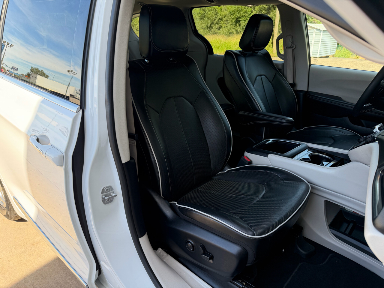 2023 Chrysler Pacifica Limited photo 16