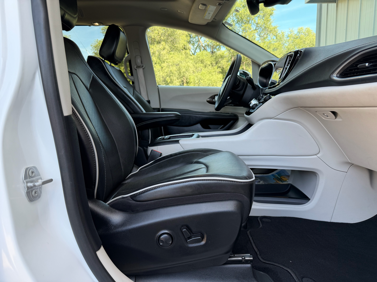 2023 Chrysler Pacifica Limited photo 17