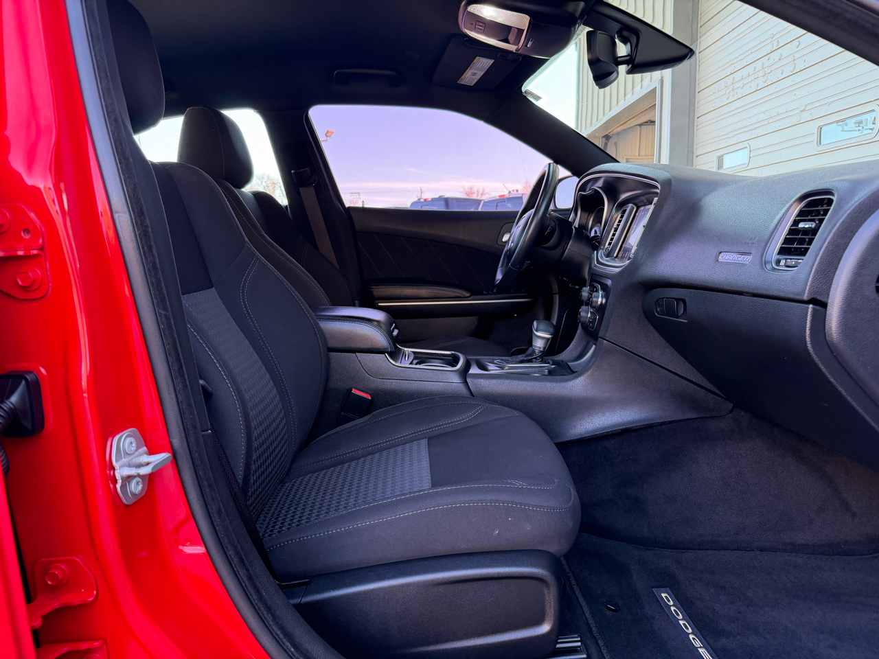 2017 Dodge Charger SXT photo 2