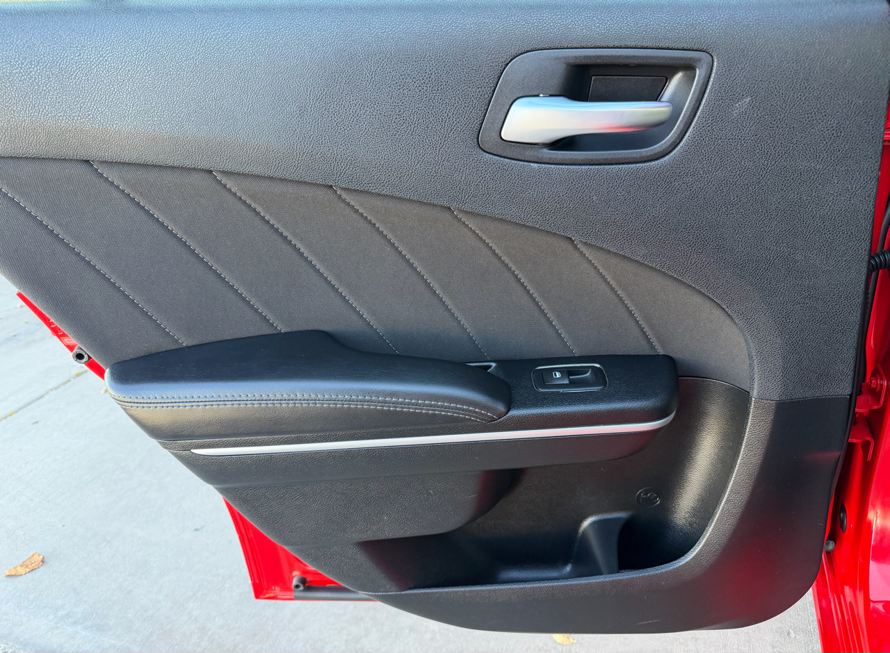 2017 Dodge Charger SXT photo 3