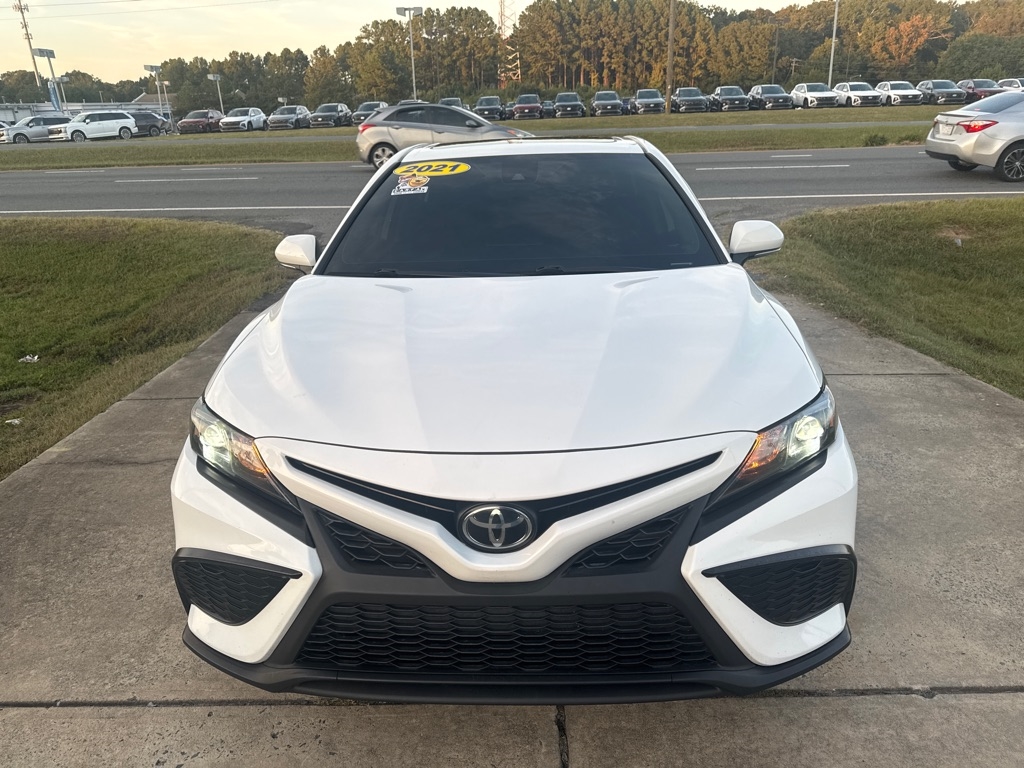2021 Toyota Camry SE photo 3