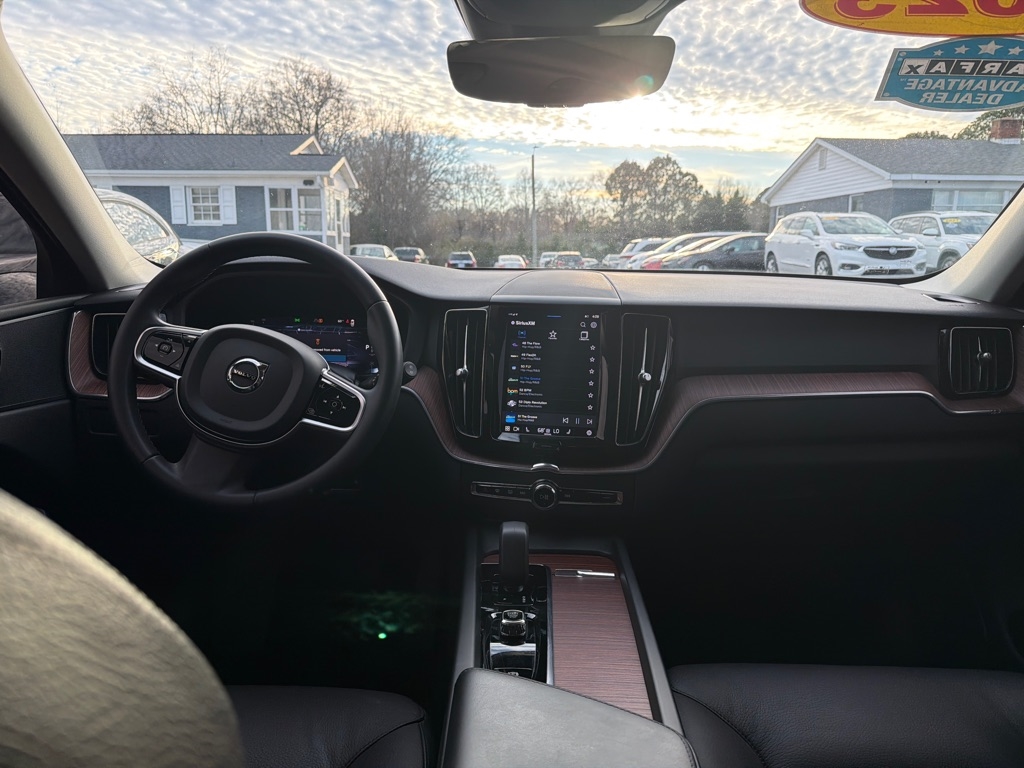 Volvo XC60 B5 AWD Plus Dark Theme 2023