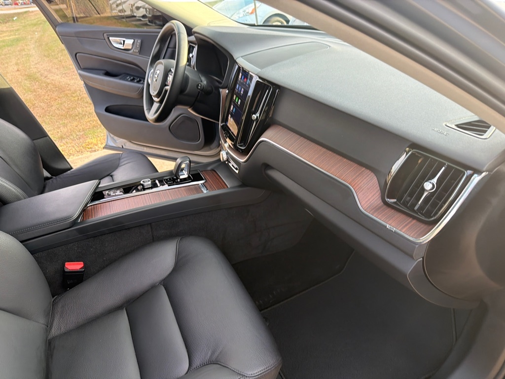 Volvo XC60 B5 AWD Plus Dark Theme 2023