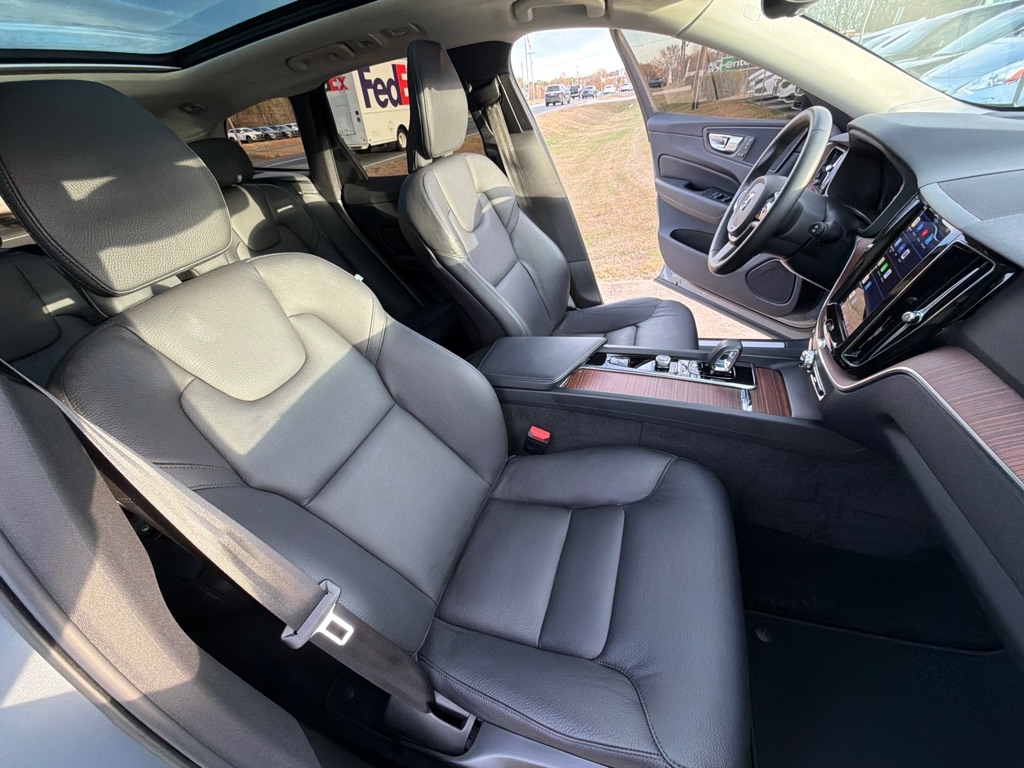 Volvo XC60 B5 AWD Plus Dark Theme 2023