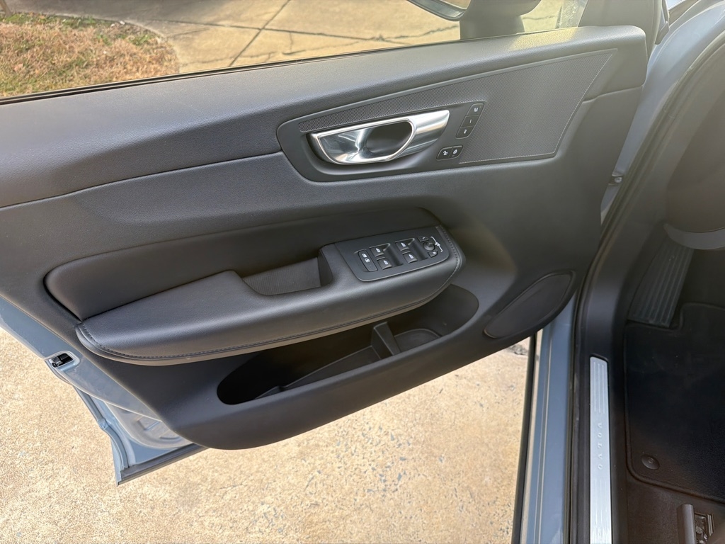 Volvo XC60 B5 AWD Plus Dark Theme 2023