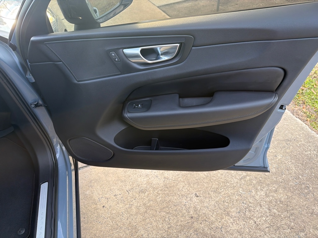 Volvo XC60 B5 AWD Plus Dark Theme 2023