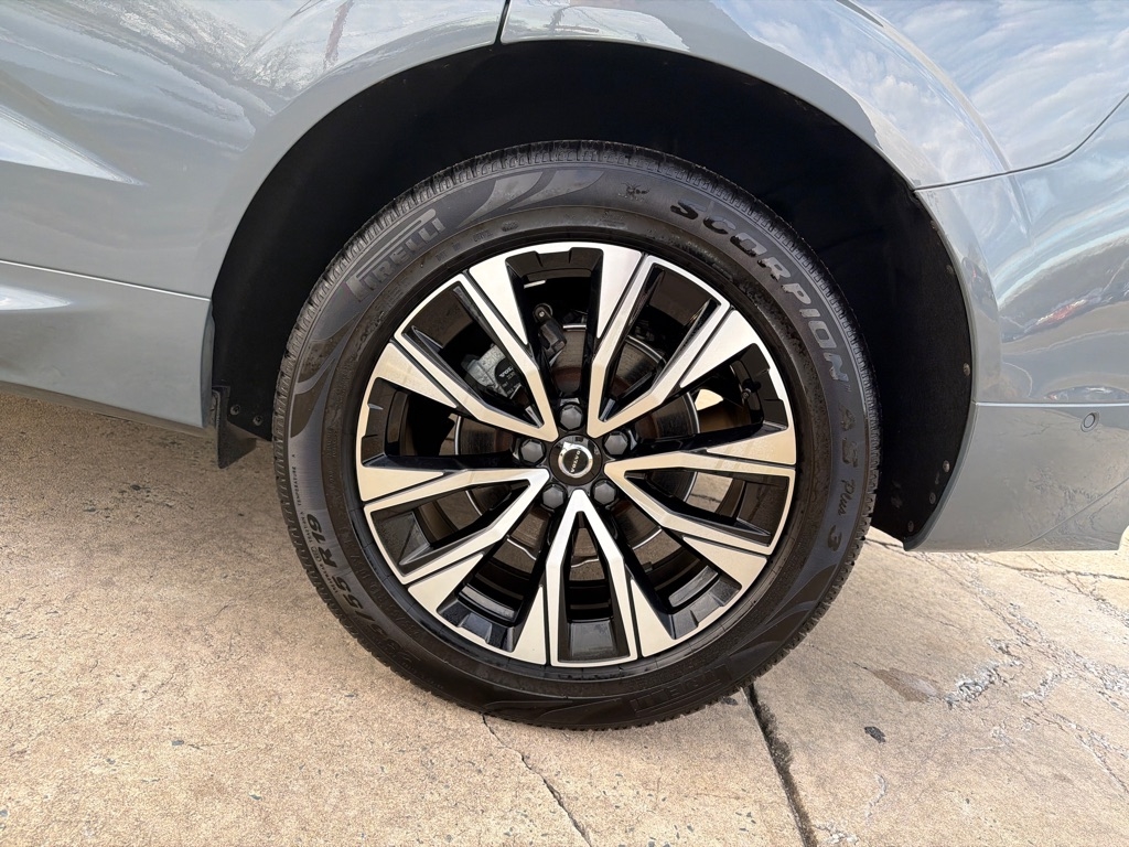 Volvo XC60 B5 AWD Plus Dark Theme 2023