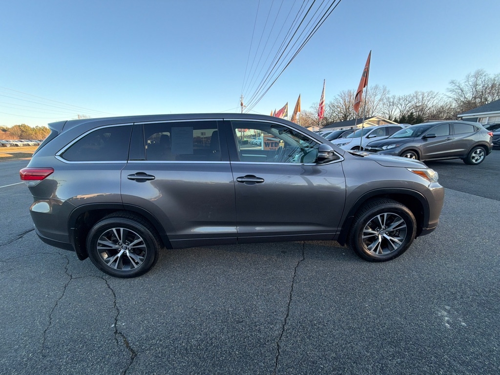 Toyota Highlander LE V6 AWD (Natl) 2018