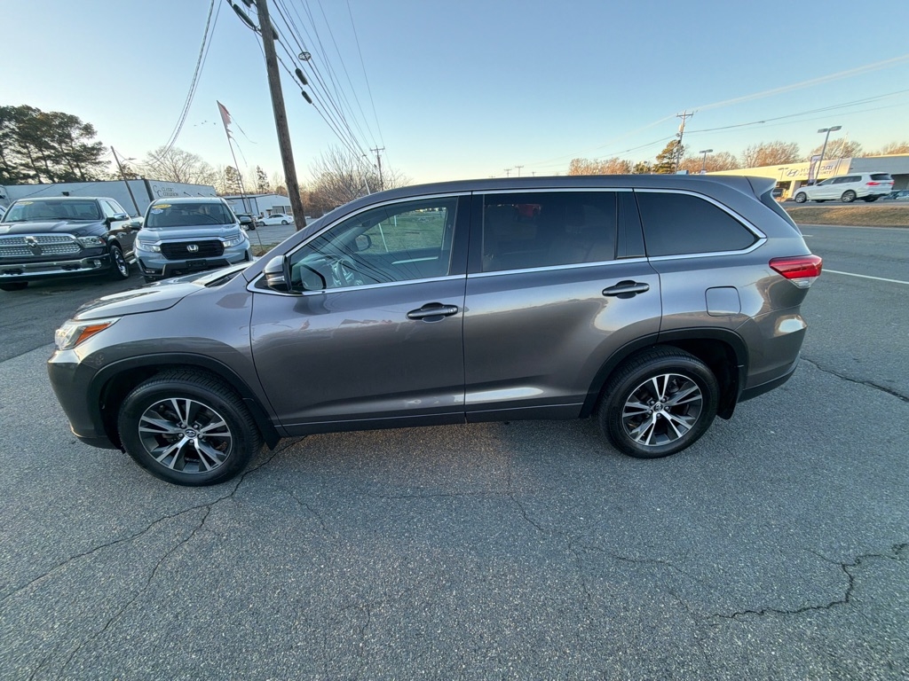 Toyota Highlander LE V6 AWD (Natl) 2018