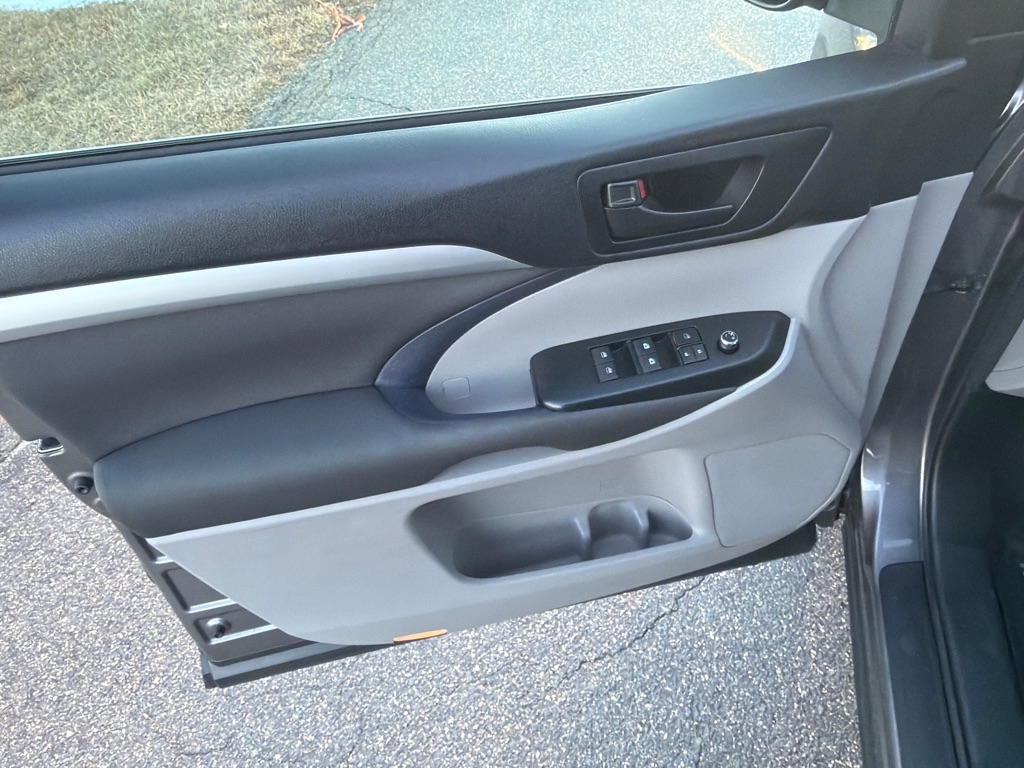 Toyota Highlander LE V6 AWD (Natl) 2018