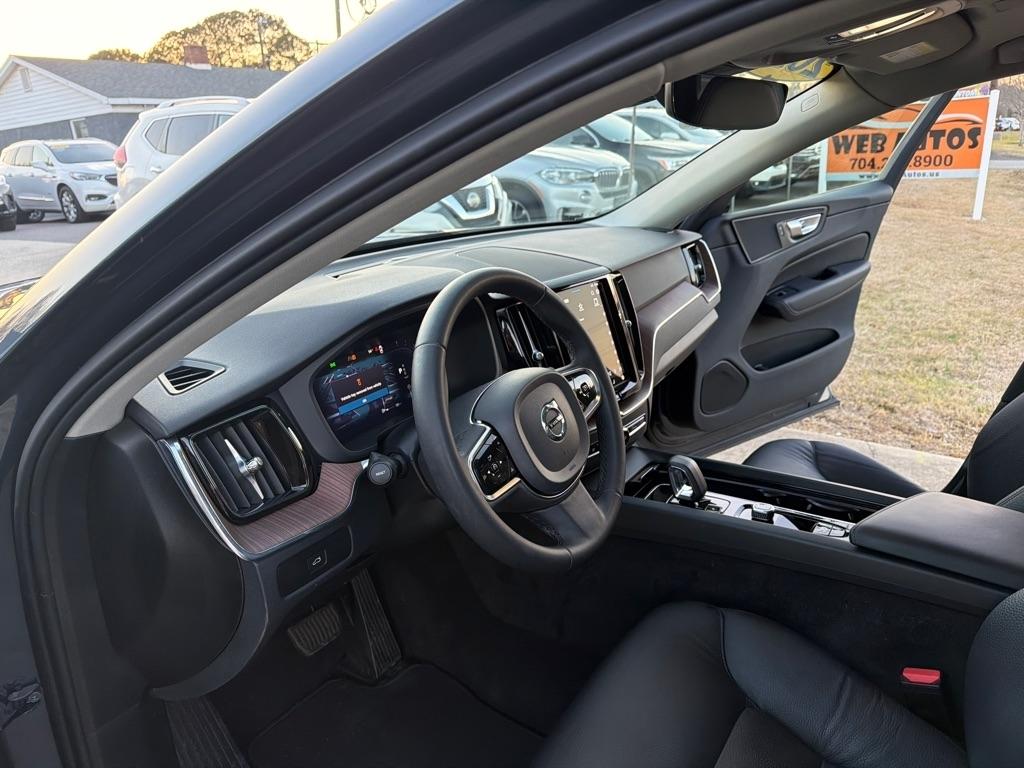 Volvo XC60 B5 AWD Plus Dark Theme 2024