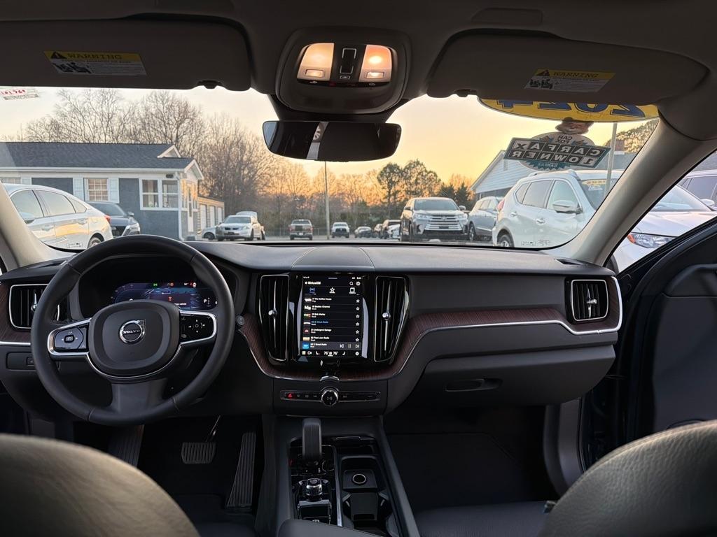 Volvo XC60 B5 AWD Plus Dark Theme 2024