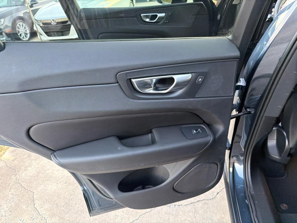 Volvo XC60 B5 AWD Plus Dark Theme 2024