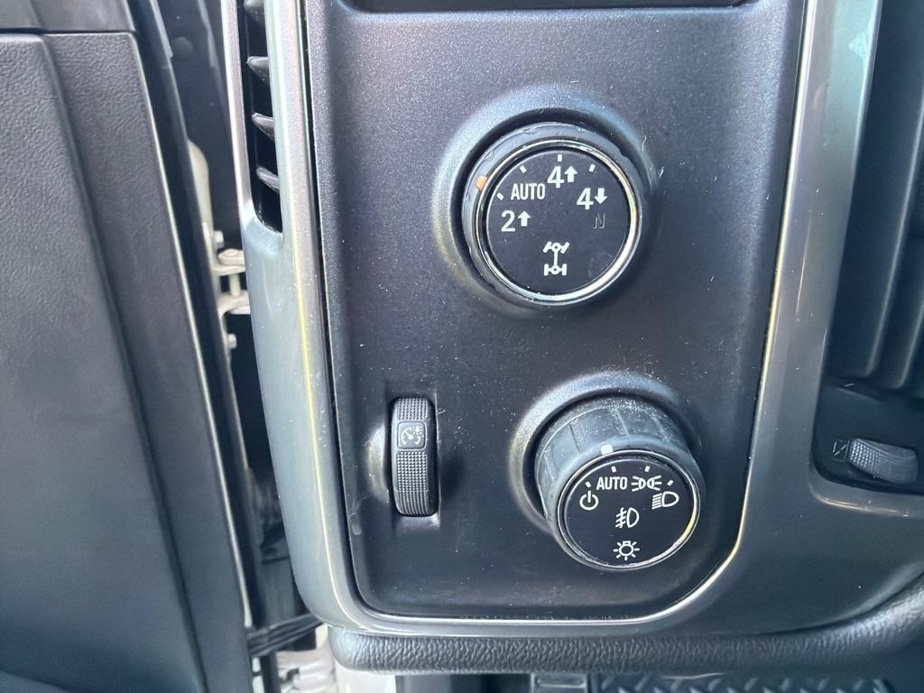 Chevrolet Silverado 1500 4WD Crew Cab 143.5" LT w/2LT 2015