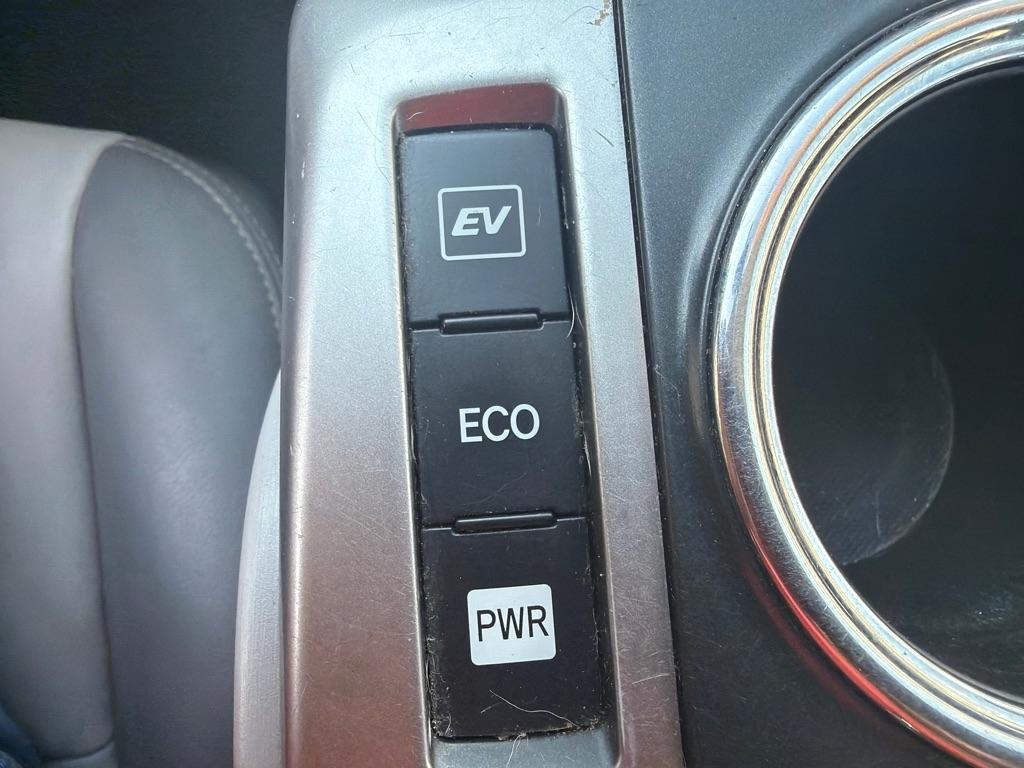 Toyota Prius V 5dr Wgn Three (Natl) 2016