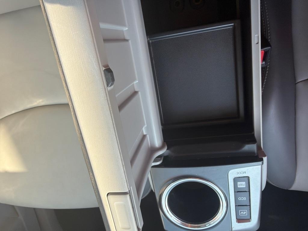 Toyota Prius V 5dr Wgn Three (Natl) 2016