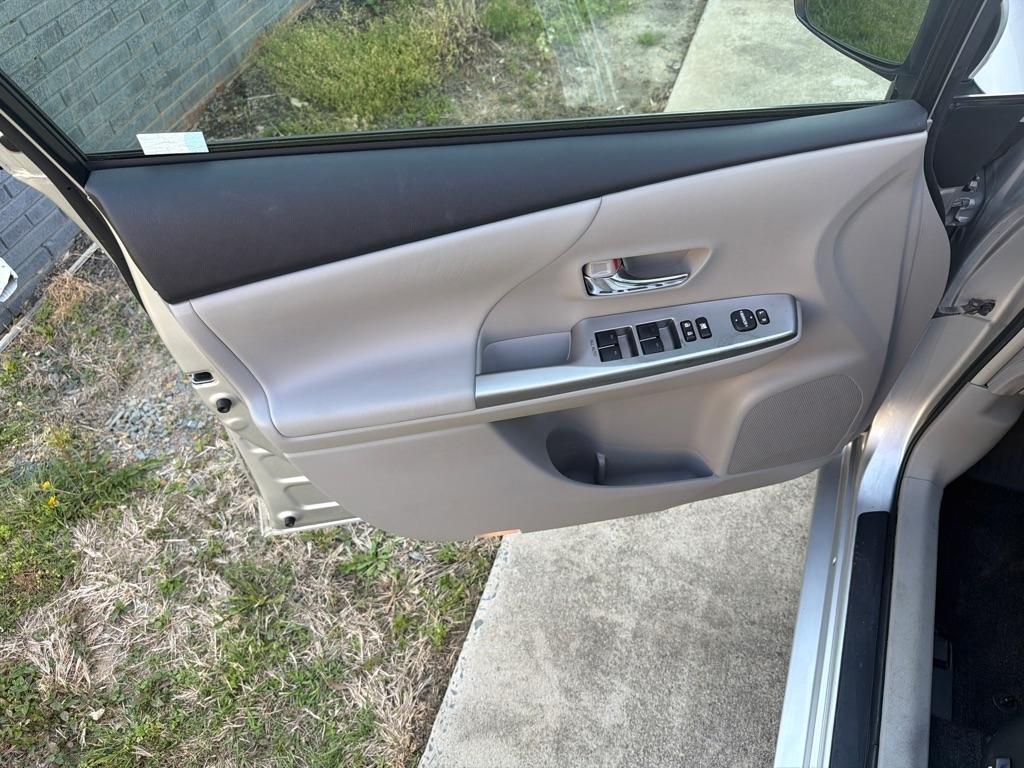 Toyota Prius V 5dr Wgn Three (Natl) 2016