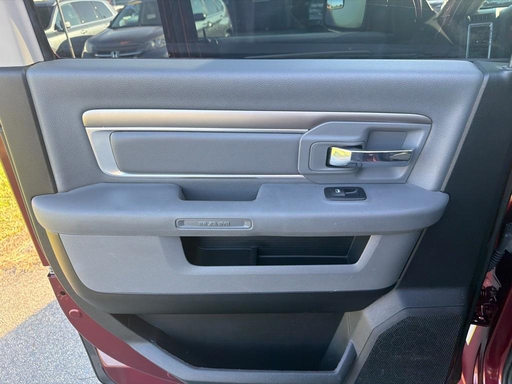 RAM 1500 Big Horn 4x4 Crew Cab 5'7" Box 2017