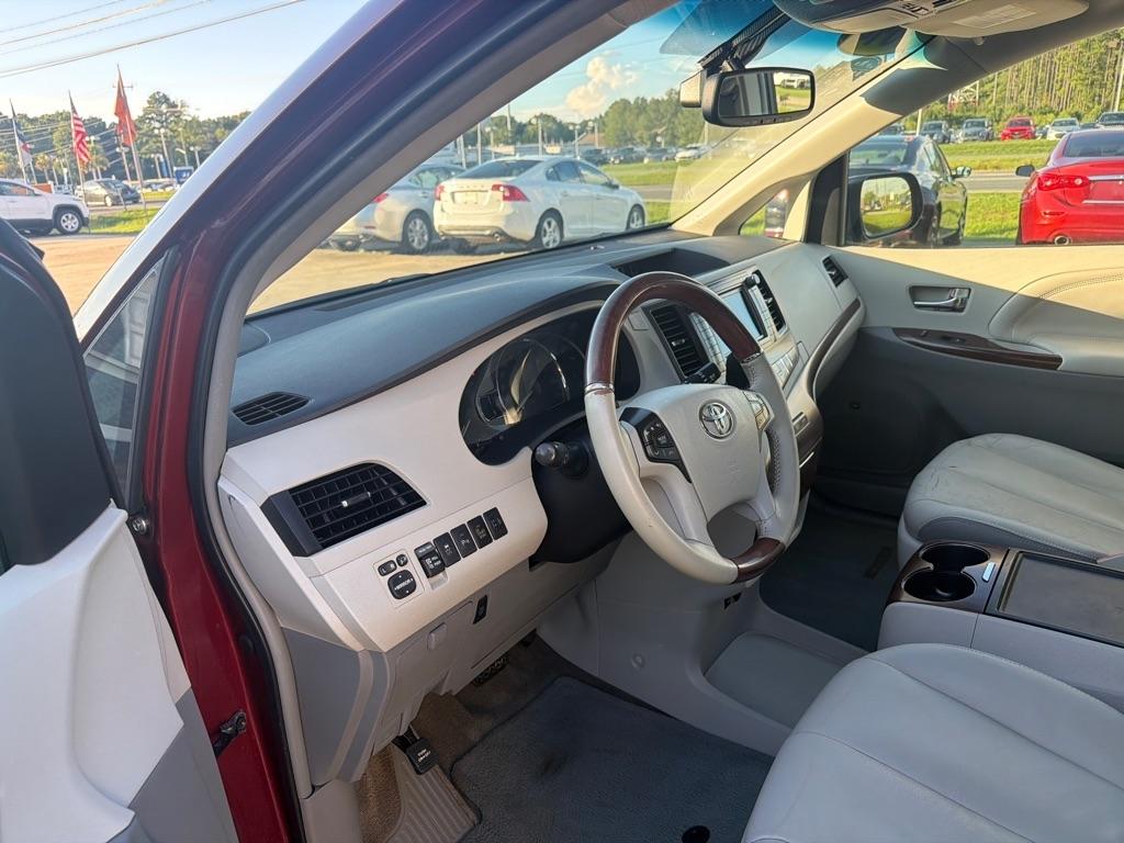 Toyota Sienna 5dr 7-Pass Van V6 XLE AAS FWD (Natl) 2014