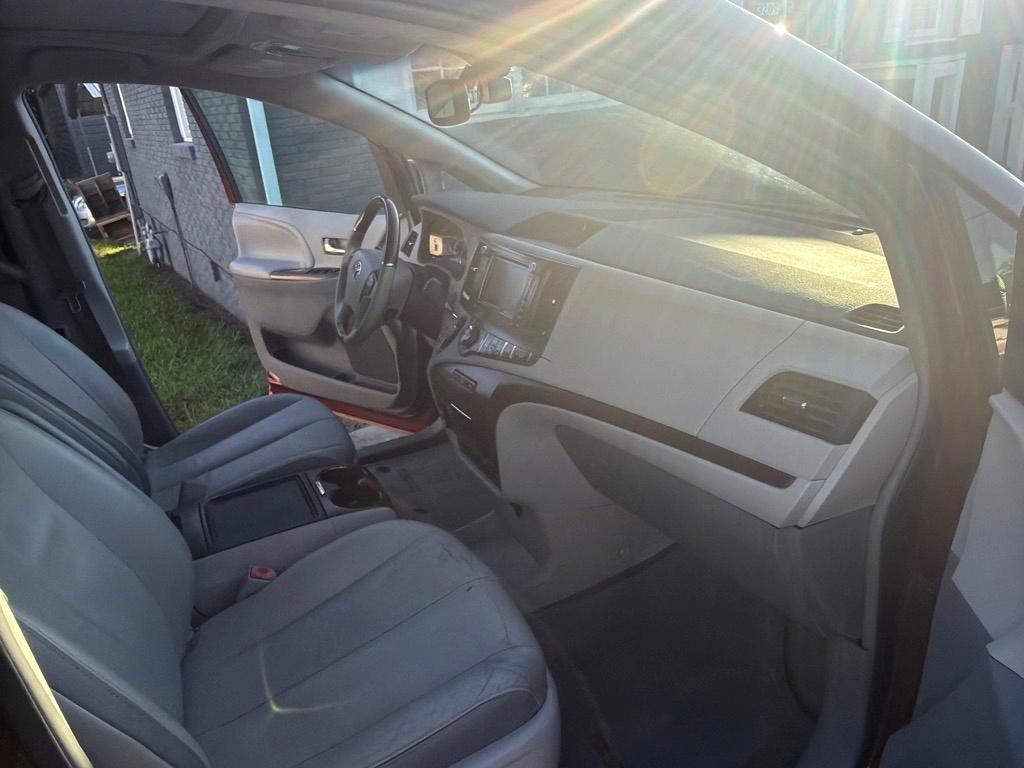 Toyota Sienna 5dr 7-Pass Van V6 XLE AAS FWD (Natl) 2014
