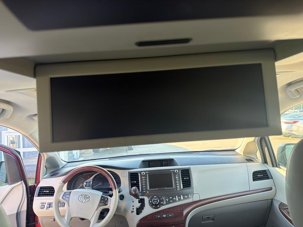 Toyota Sienna 5dr 7-Pass Van V6 XLE AAS FWD (Natl) 2014
