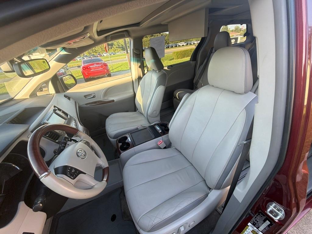 Toyota Sienna 5dr 7-Pass Van V6 XLE AAS FWD (Natl) 2014