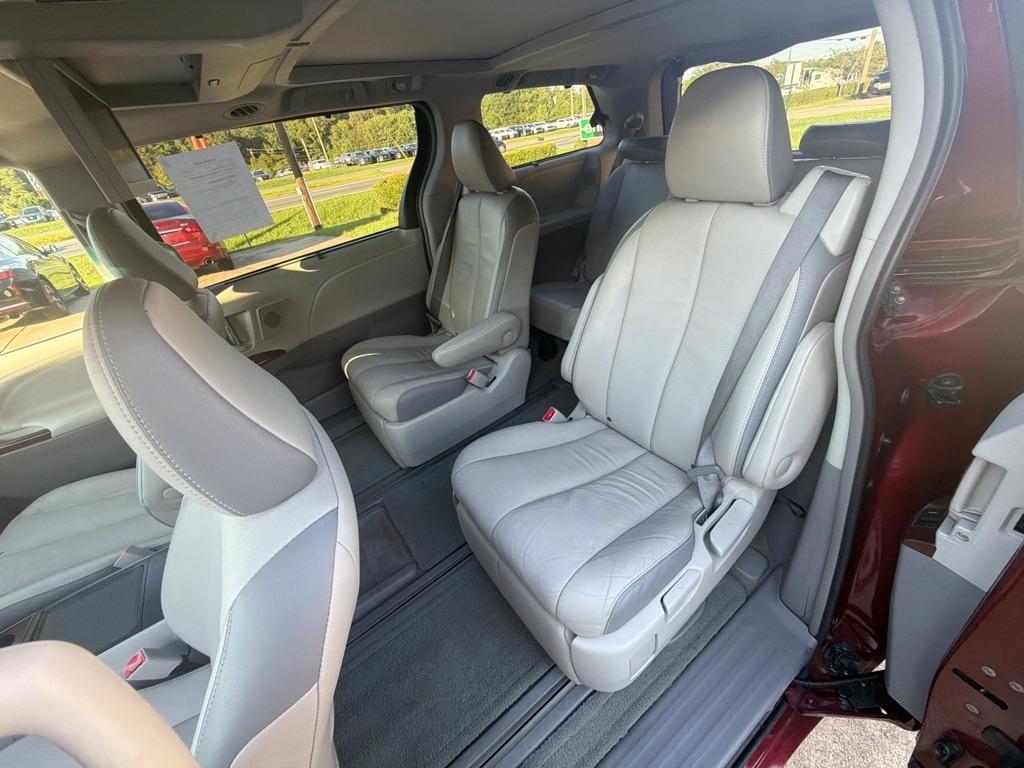 Toyota Sienna 5dr 7-Pass Van V6 XLE AAS FWD (Natl) 2014