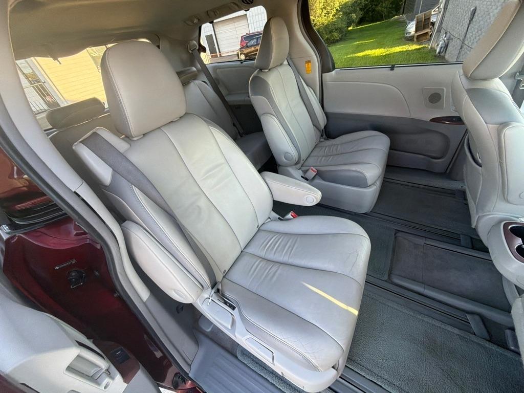Toyota Sienna 5dr 7-Pass Van V6 XLE AAS FWD (Natl) 2014