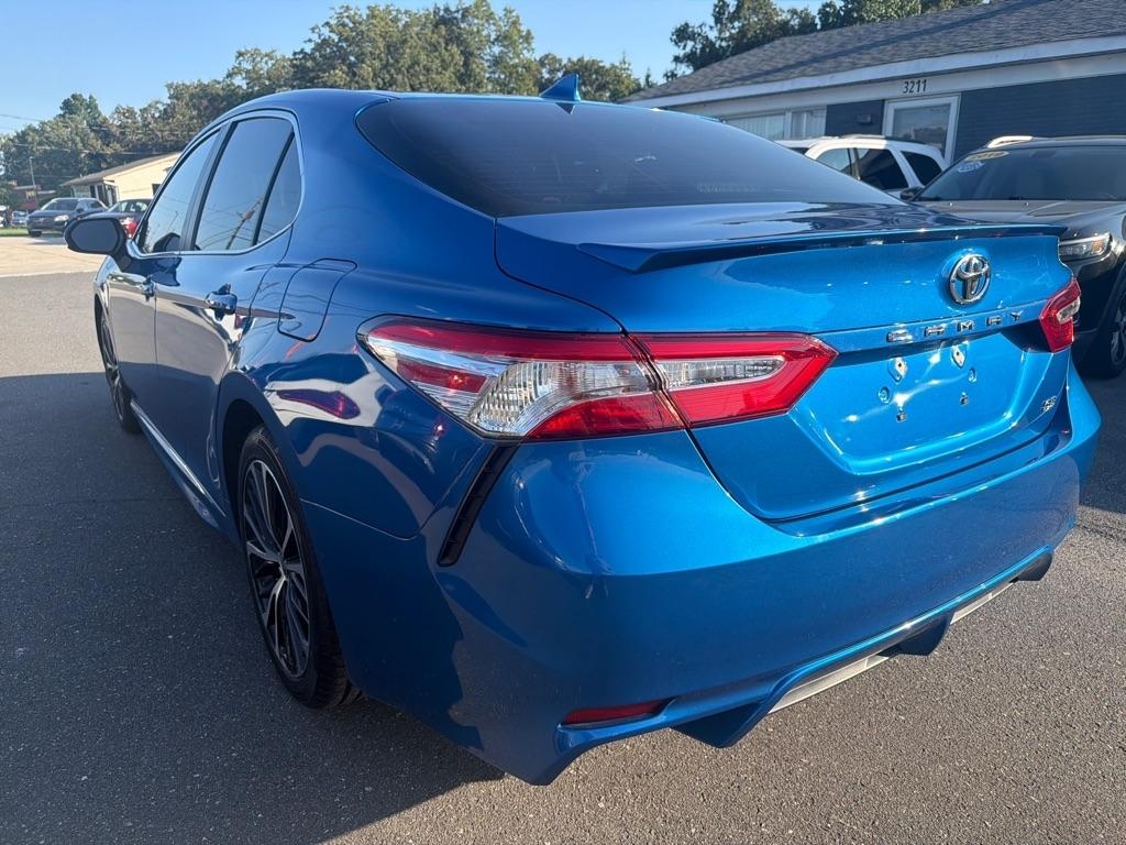 Toyota Camry SE Auto (Natl) 2020