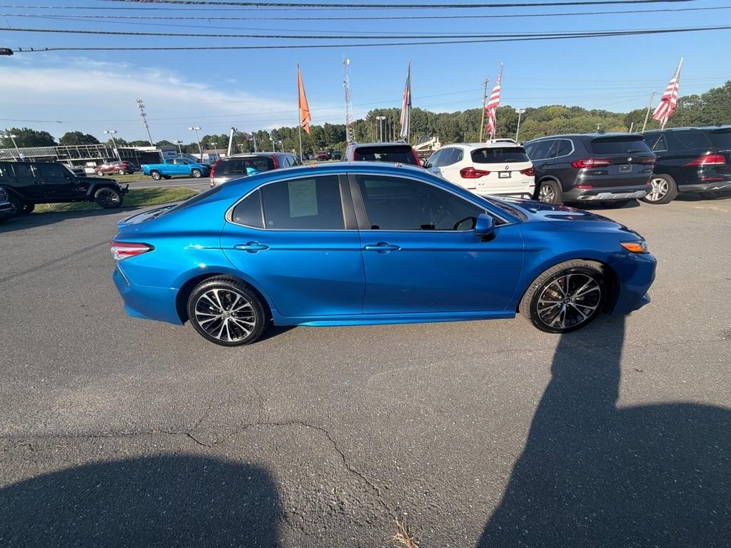 Toyota Camry SE Auto (Natl) 2020