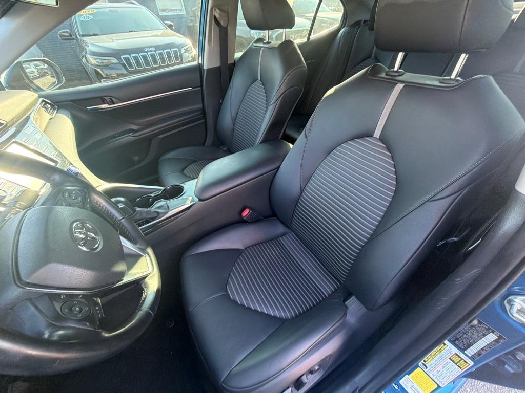 Toyota Camry SE Auto (Natl) 2020