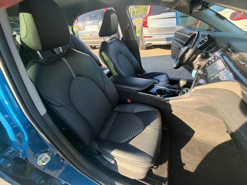 Toyota Camry SE Auto (Natl) 2020