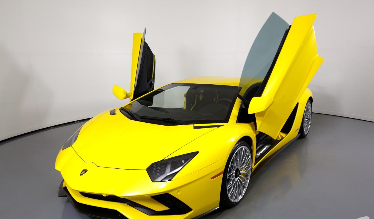 Lamborghini Aventador photo 2