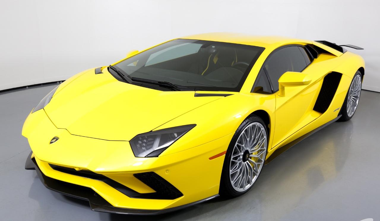Lamborghini Aventador photo 4