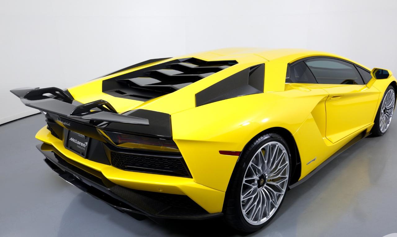 Lamborghini Aventador photo 5