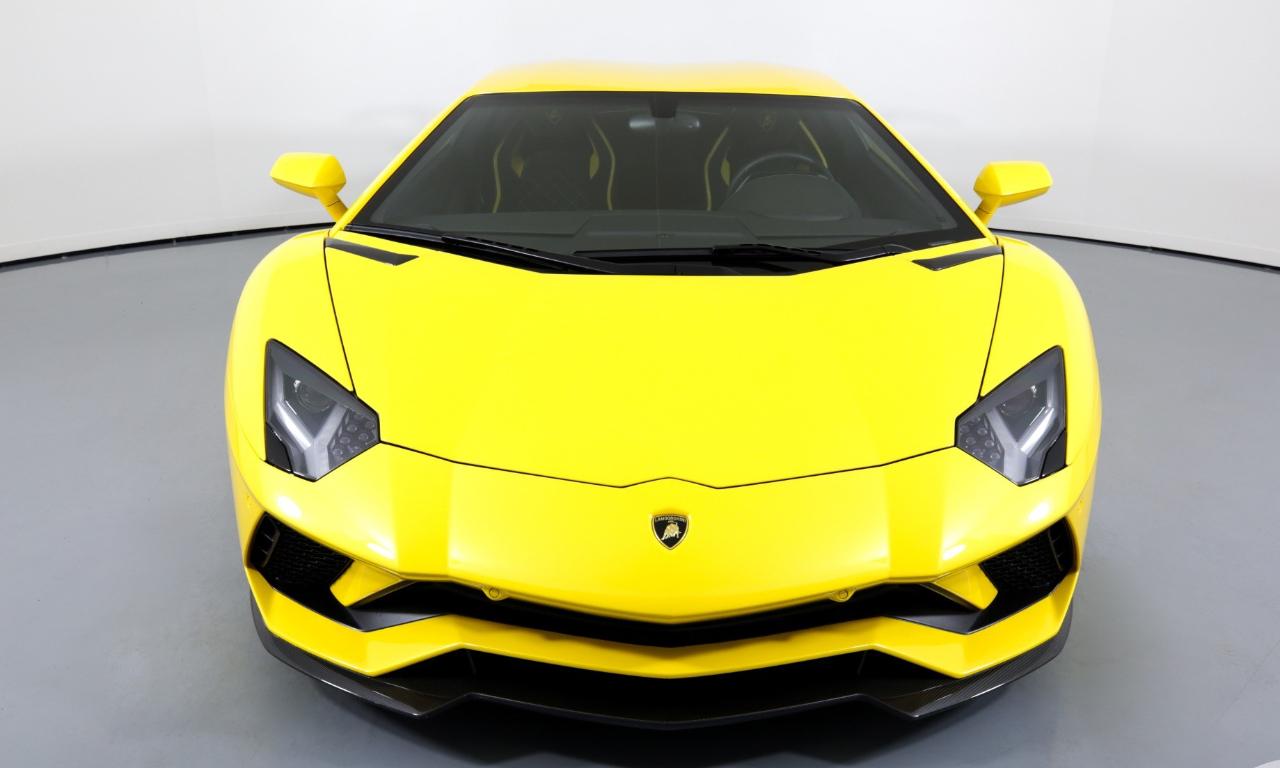 Lamborghini Aventador photo 3