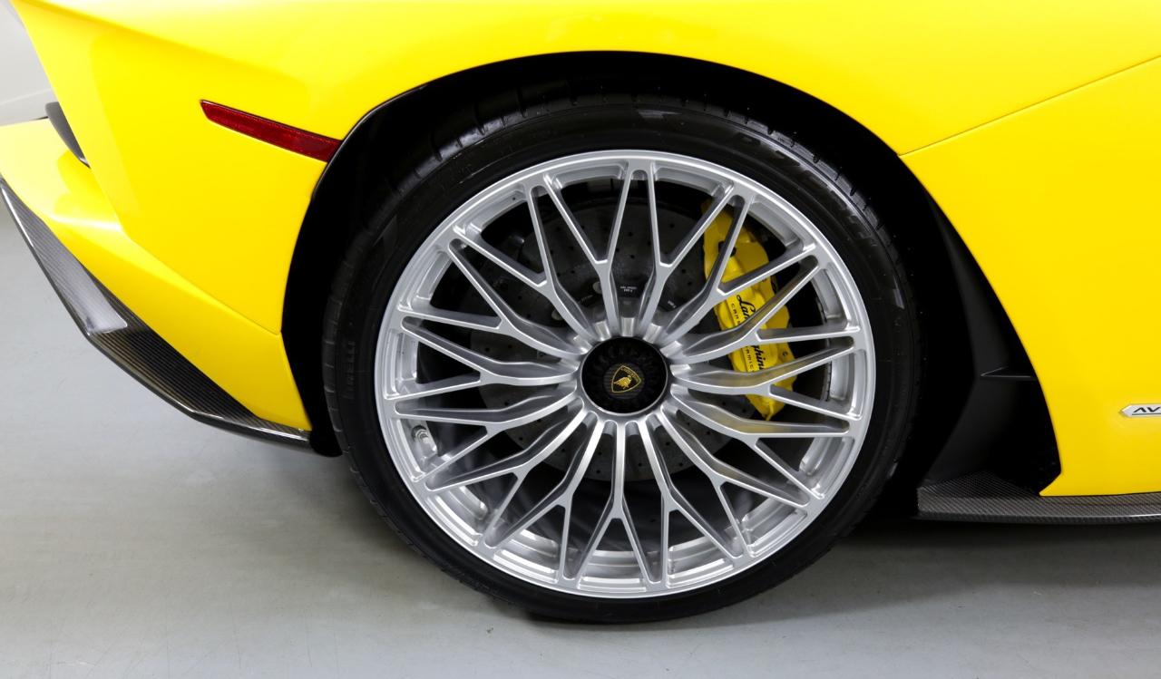 Lamborghini Aventador photo 16