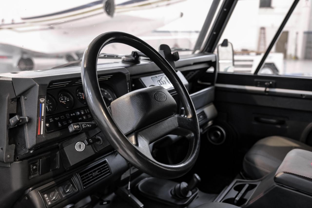 Land Rover Defender photo 2