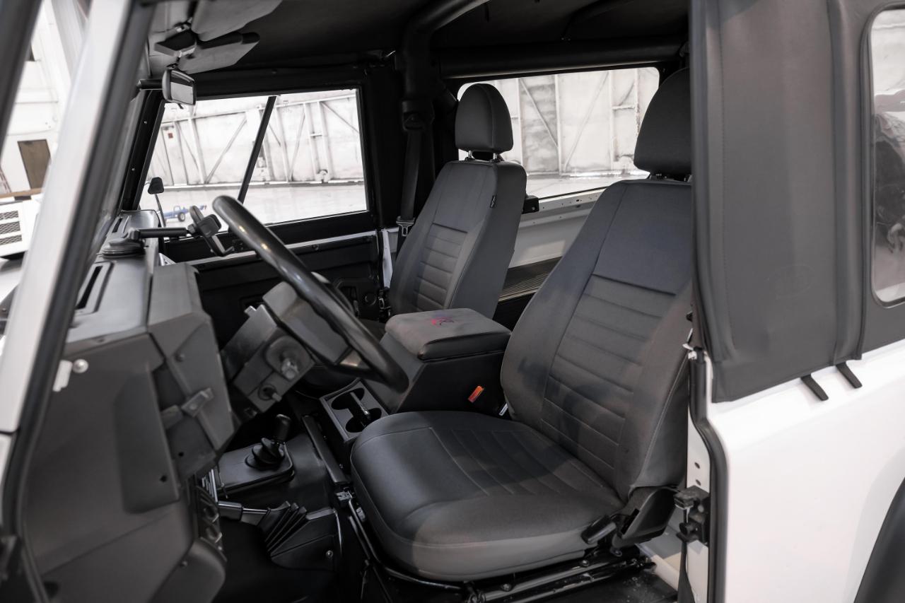 Land Rover Defender photo 3