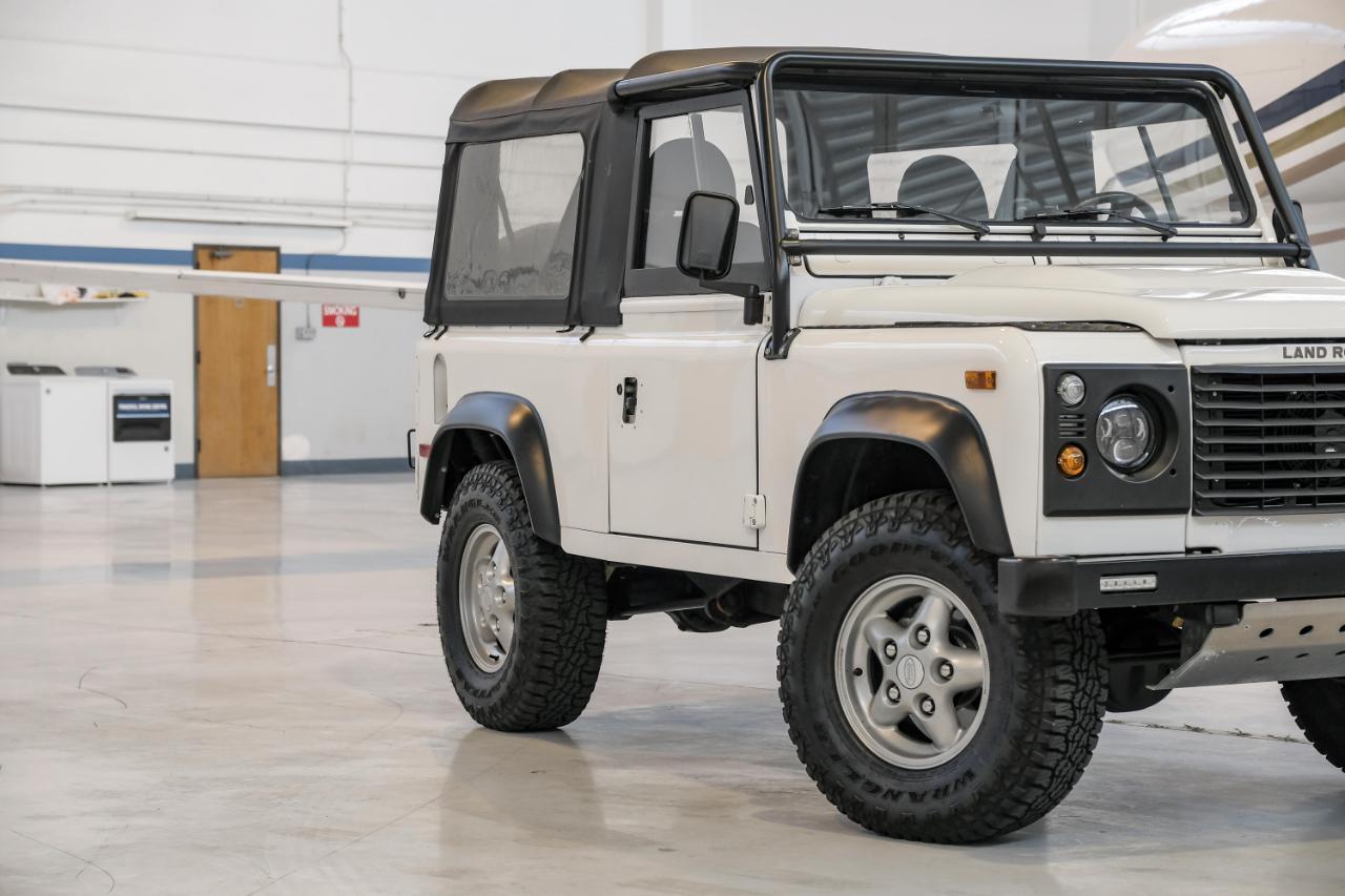 Land Rover Defender photo 4
