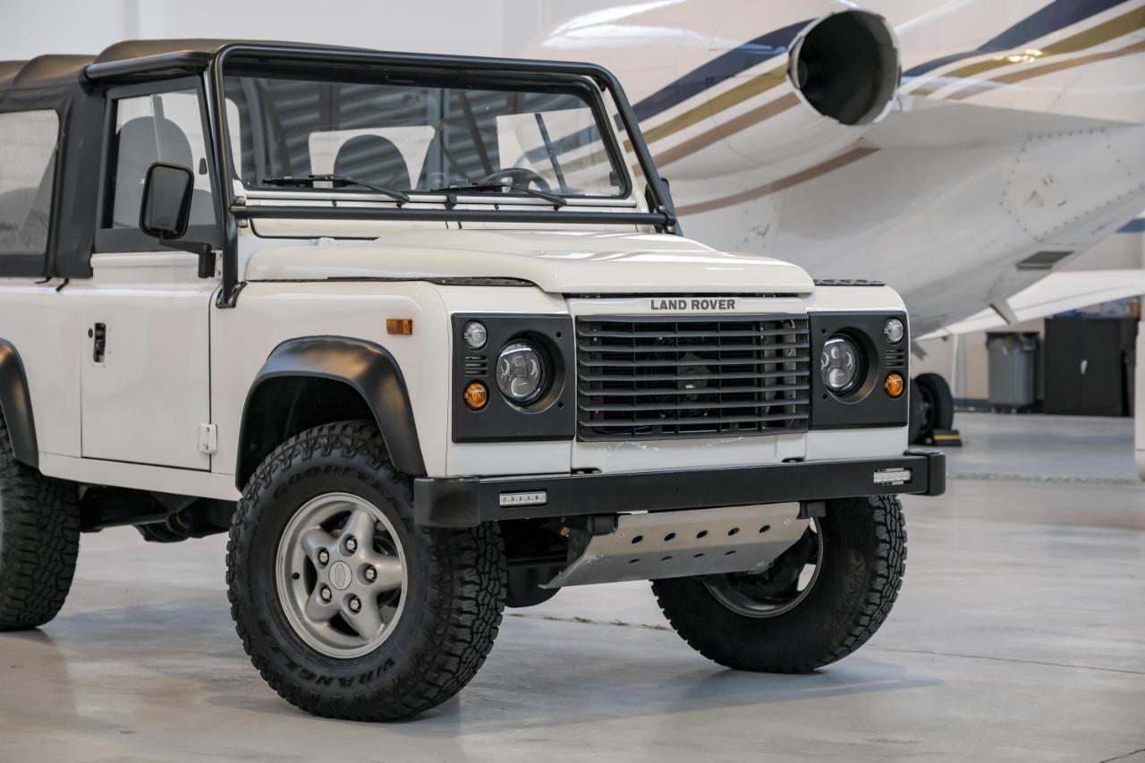Land Rover Defender photo 5