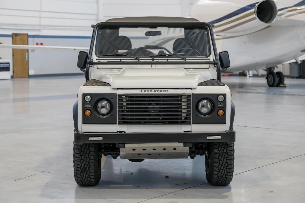 Land Rover Defender photo 6