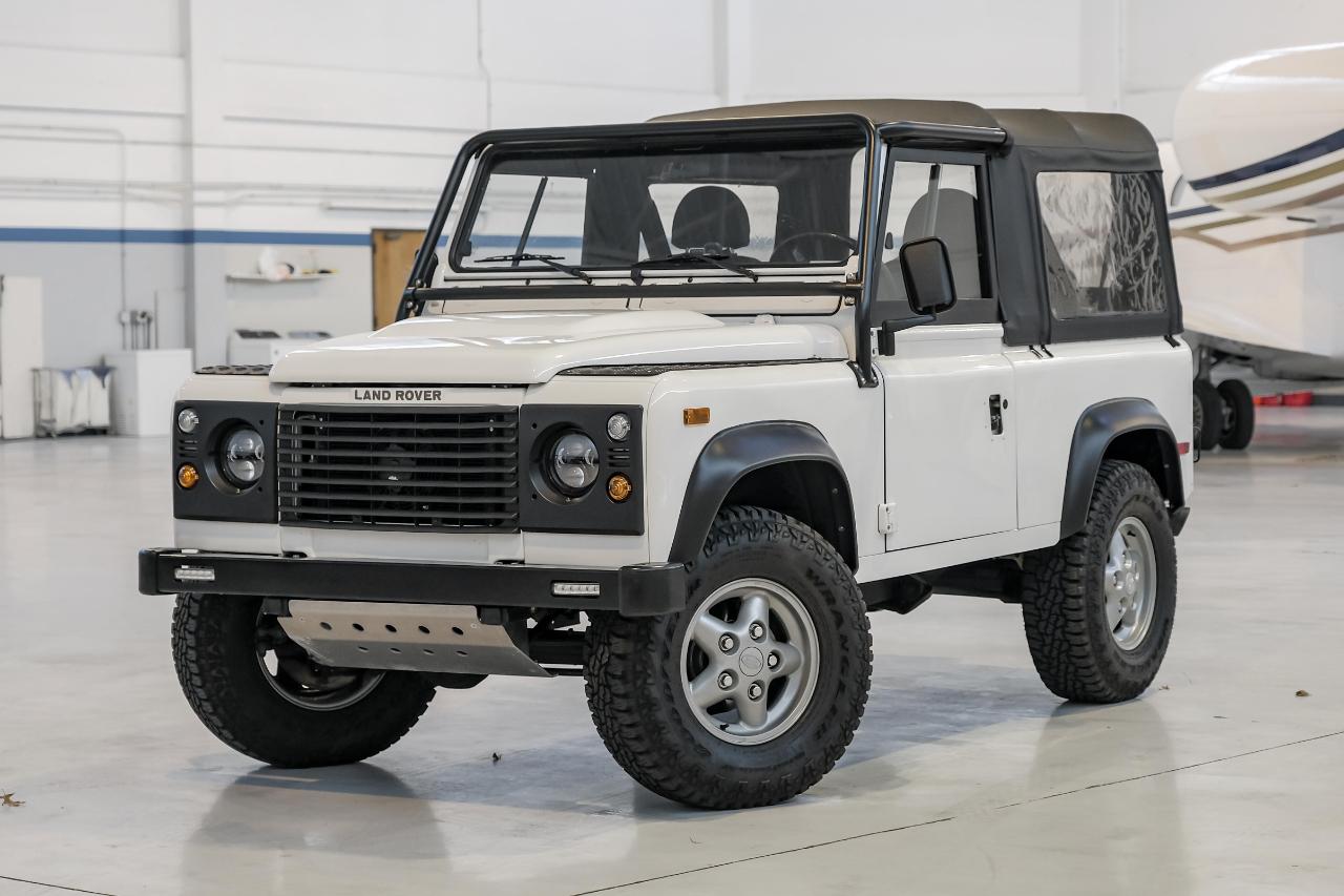 Land Rover Defender photo 7