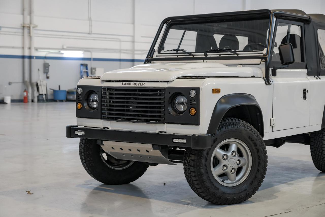 Land Rover Defender photo 8