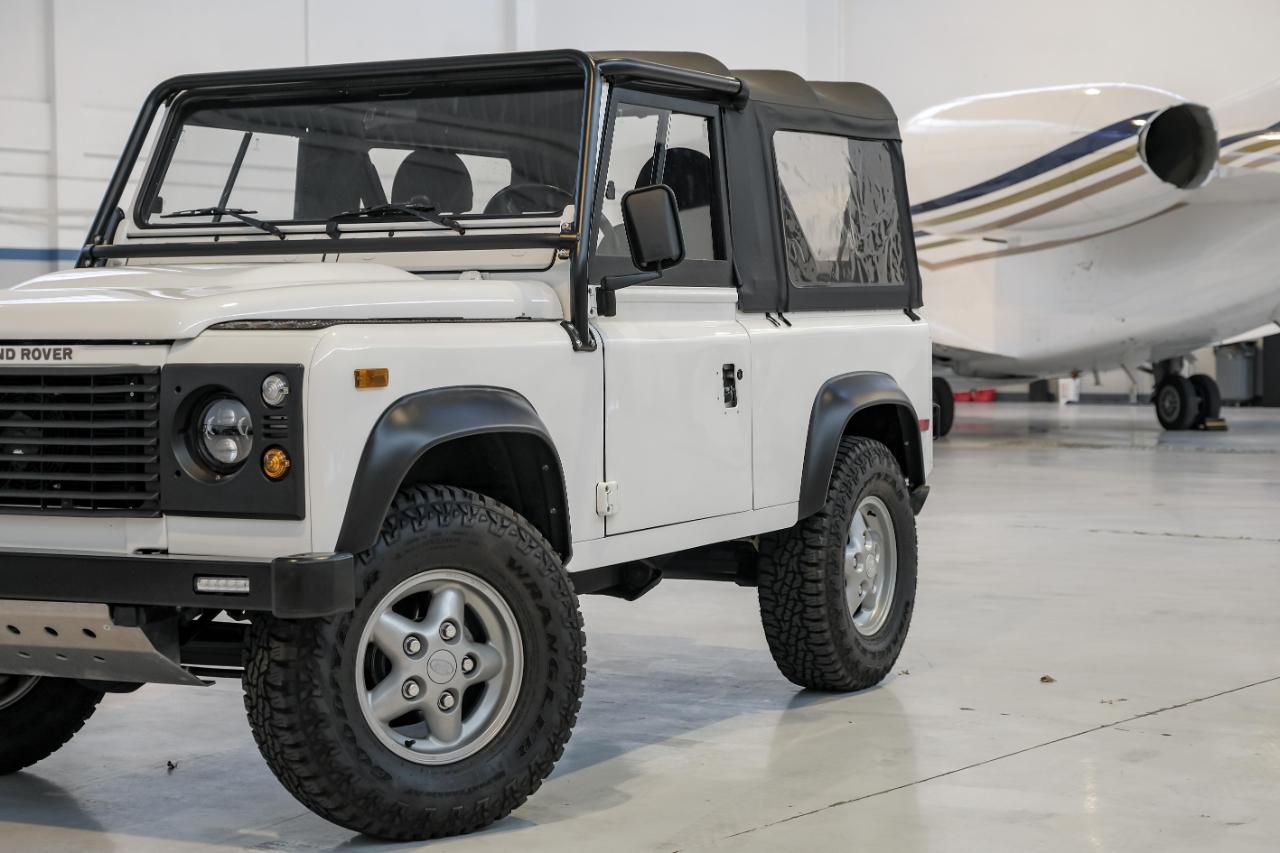 Land Rover Defender photo 9