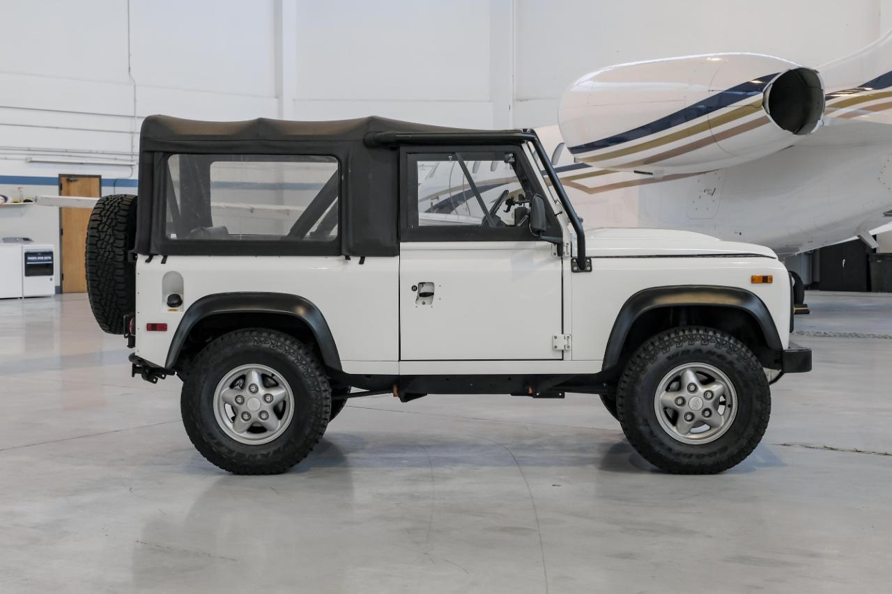 Land Rover Defender photo 10
