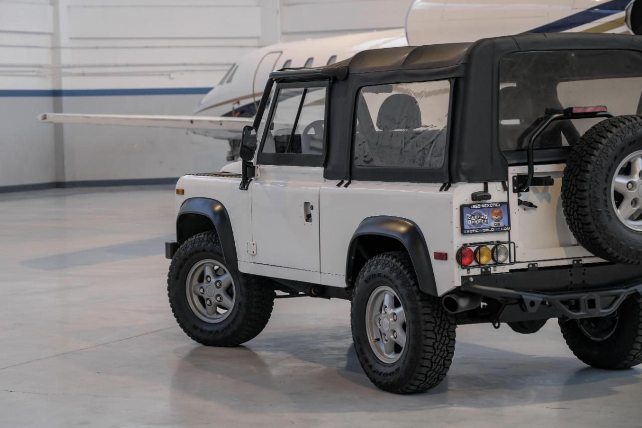 Land Rover Defender photo 16