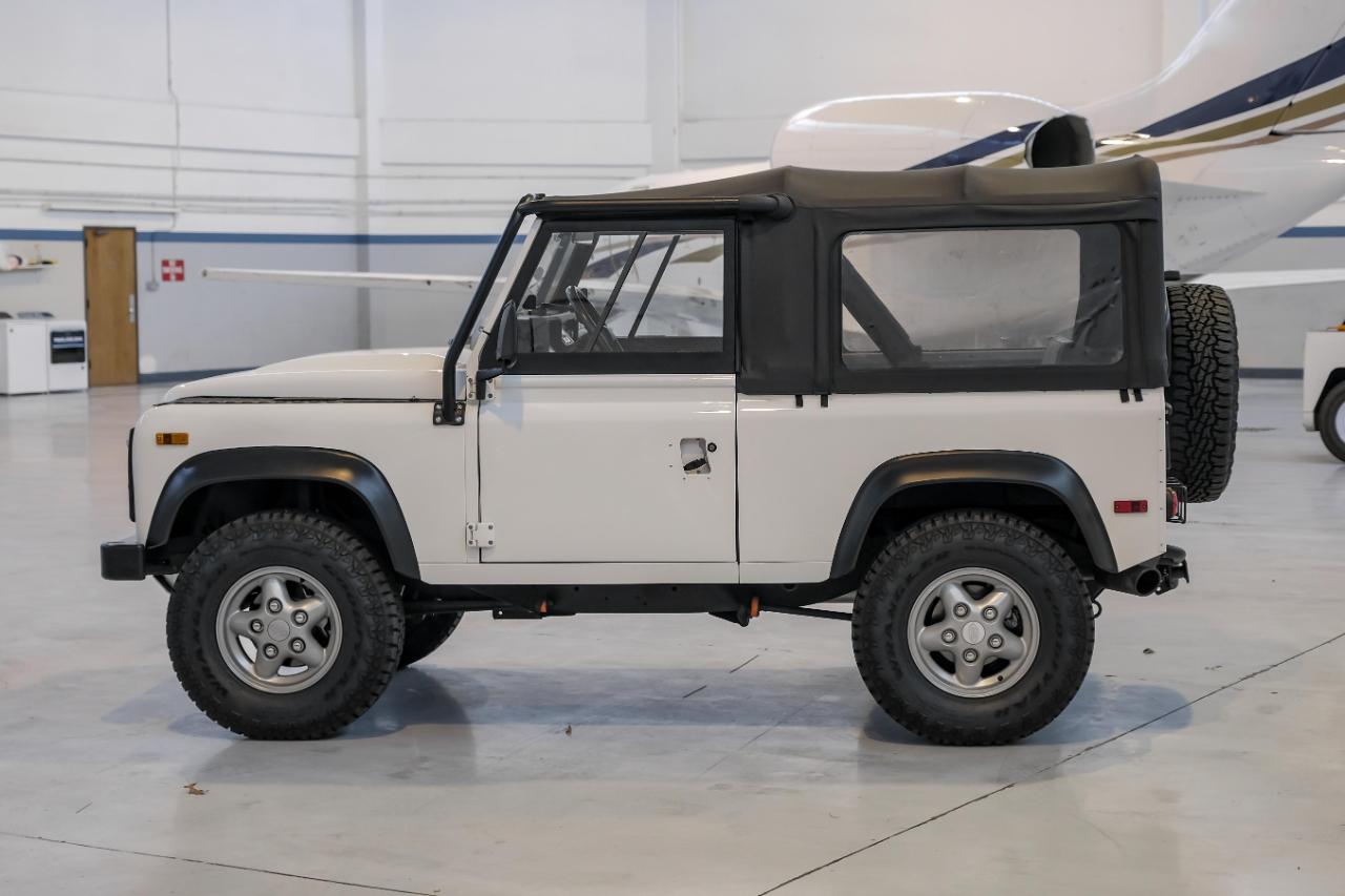 Land Rover Defender photo 18