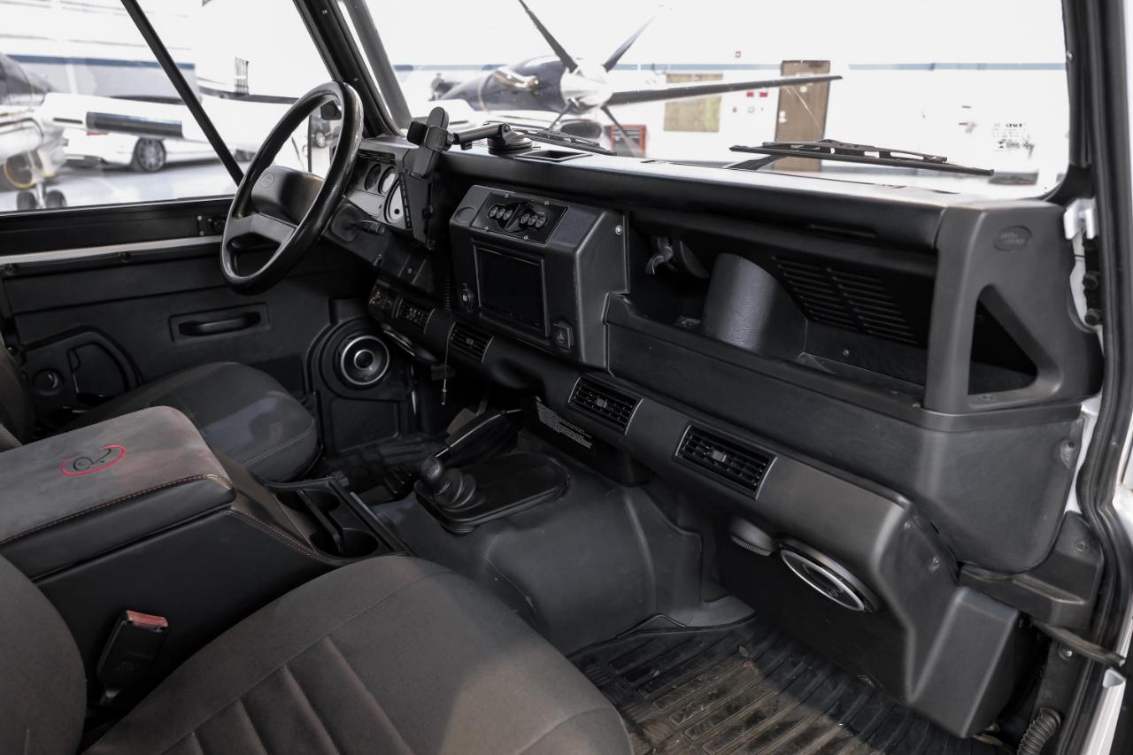 Land Rover Defender photo 19