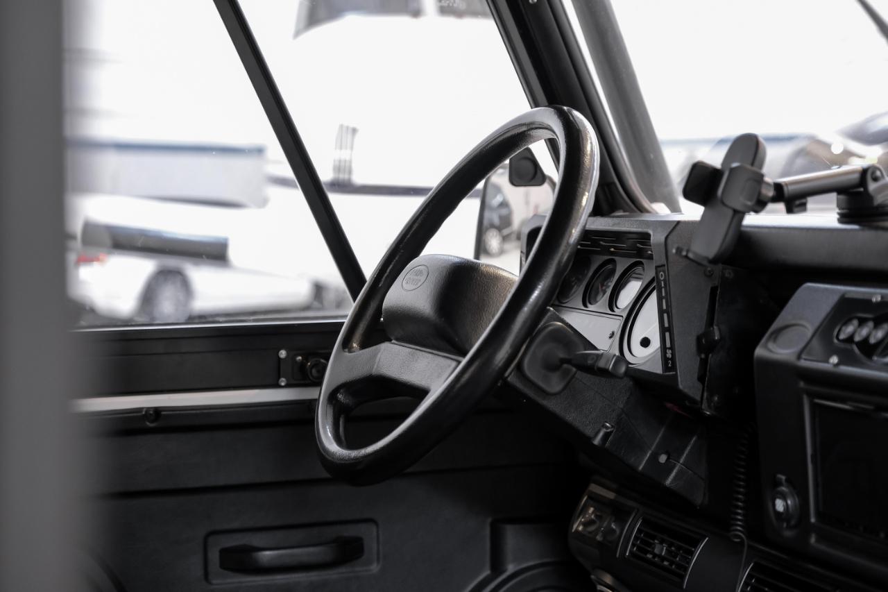 Land Rover Defender photo 20